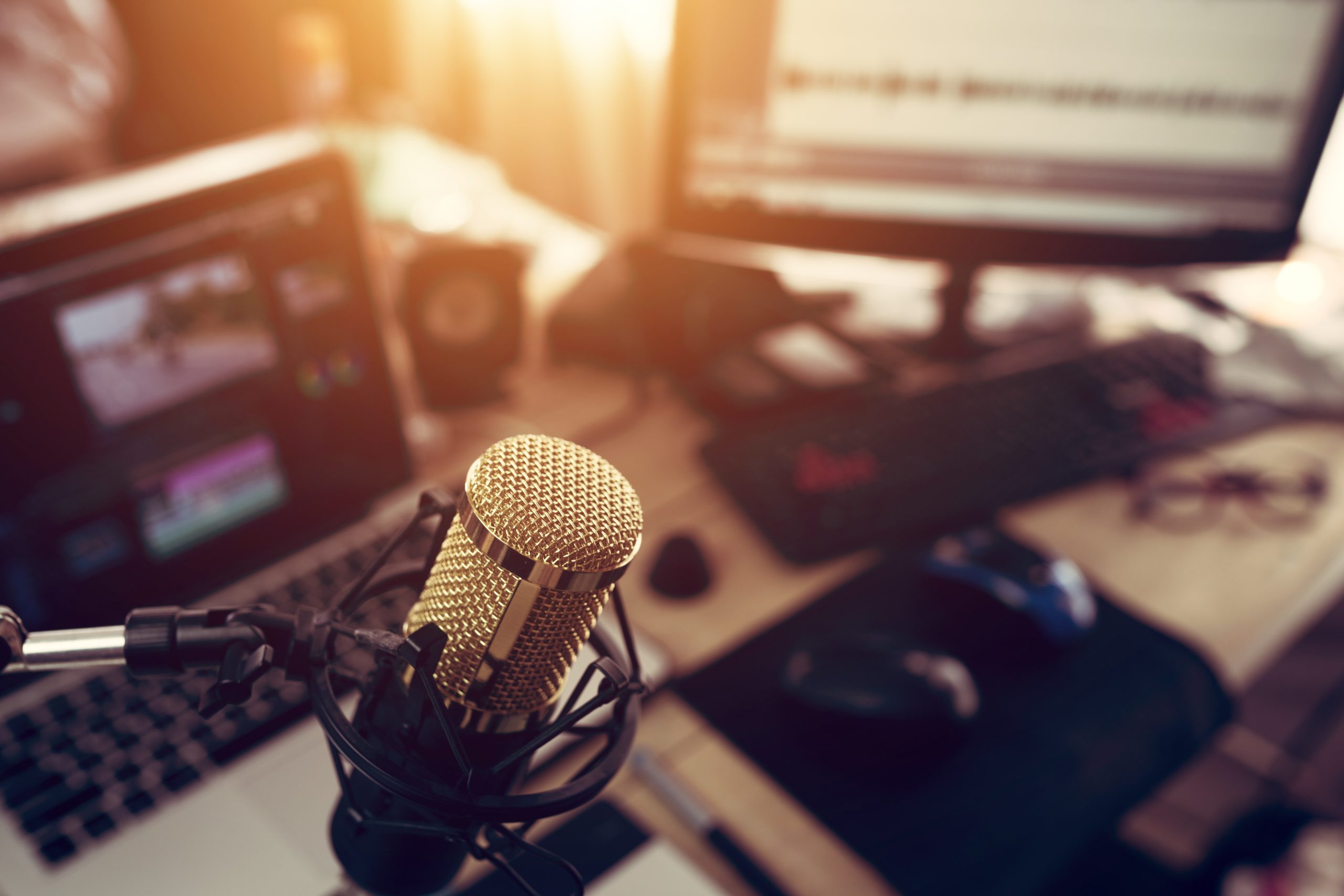 Condenser,Microphone,Golden,In,The,Studio,Recording,Creating,The,Sound
